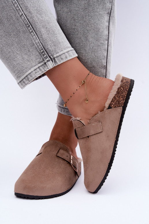 zuecos de mujer con pelo por dentro y hebillas en color arena Tamera