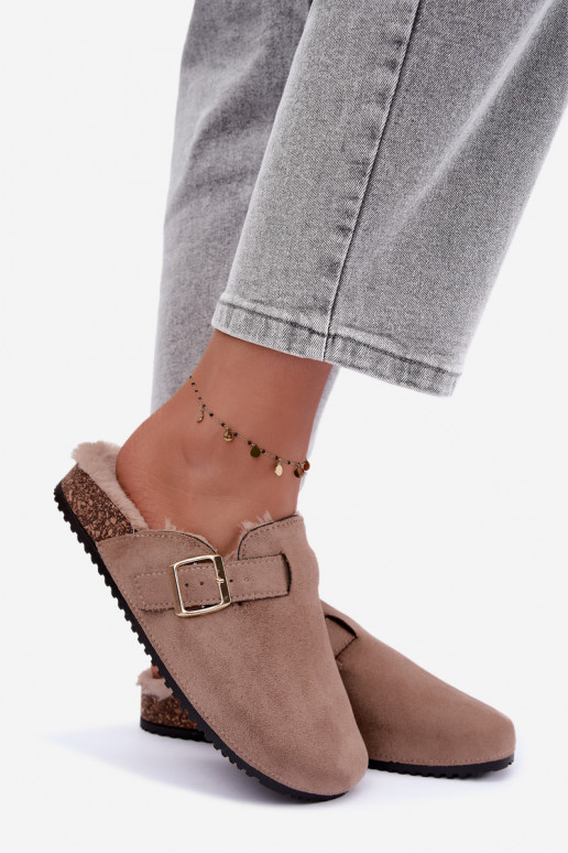zuecos de mujer con pelo por dentro y hebillas en color arena Tamera