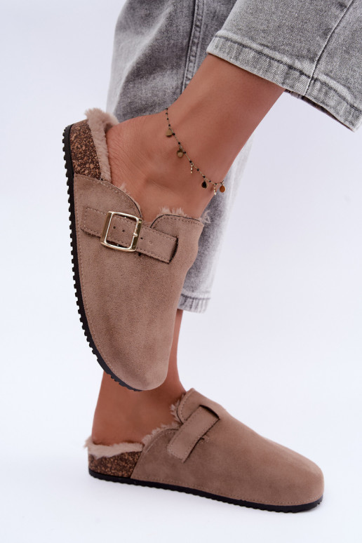 zuecos de mujer con pelo por dentro y hebillas en color arena Tamera
