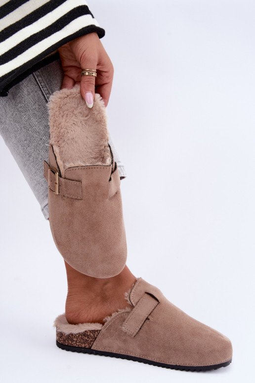 zuecos de mujer con pelo por dentro y hebillas en color arena Tamera