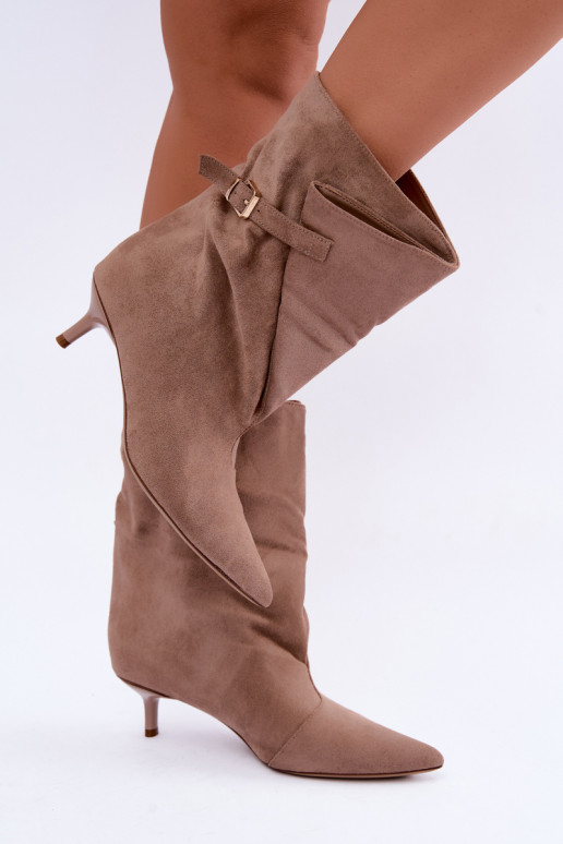 Botines de tacón bajo con hebillas en color arena Canelisse