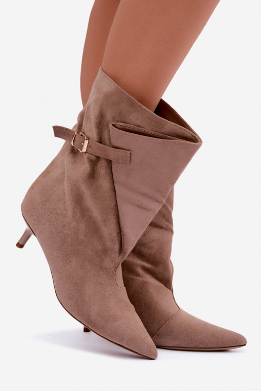 Botines de tacón bajo con hebillas en color arena Canelisse