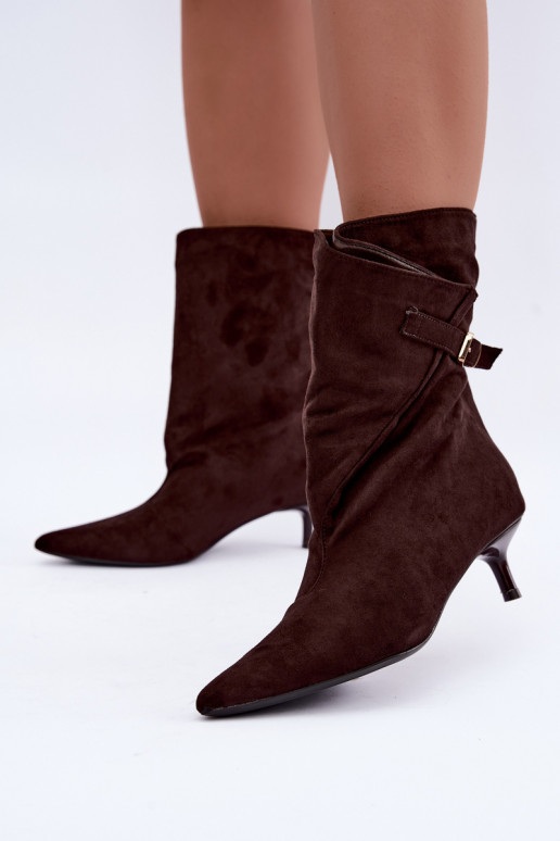 Botines de tacón bajo con hebillas en color chocolate Canelisse