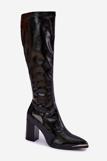 Botas altas con tacones y efecto charol en color negro Isetta
