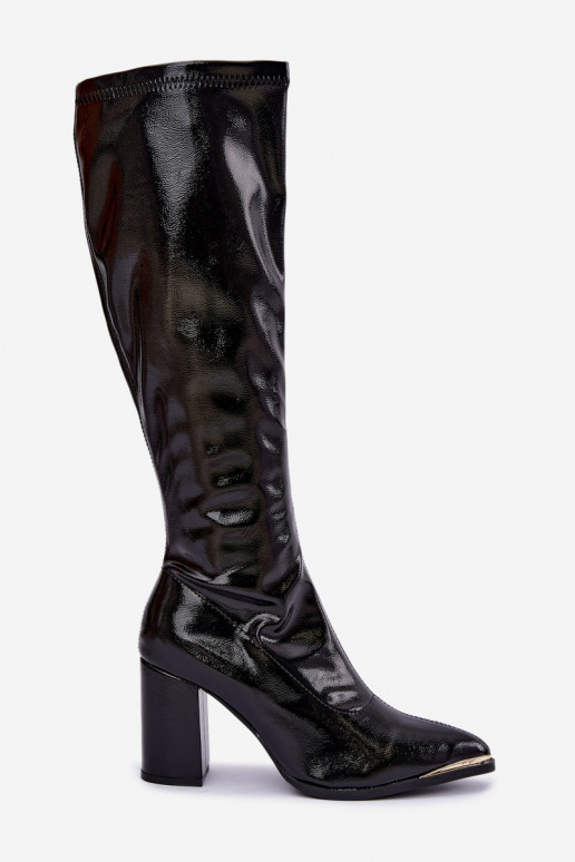 Botas altas con tacones y efecto charol en color negro Isetta