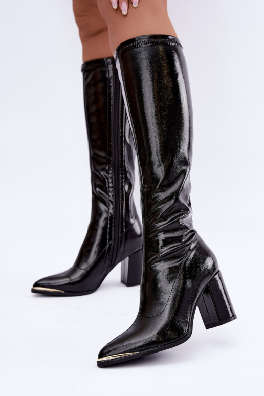 Botas altas con tacones y efecto charol en color negro Isetta