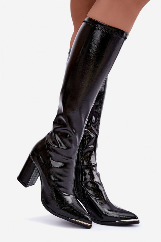 Botas altas con tacones y efecto charol en color negro Isetta