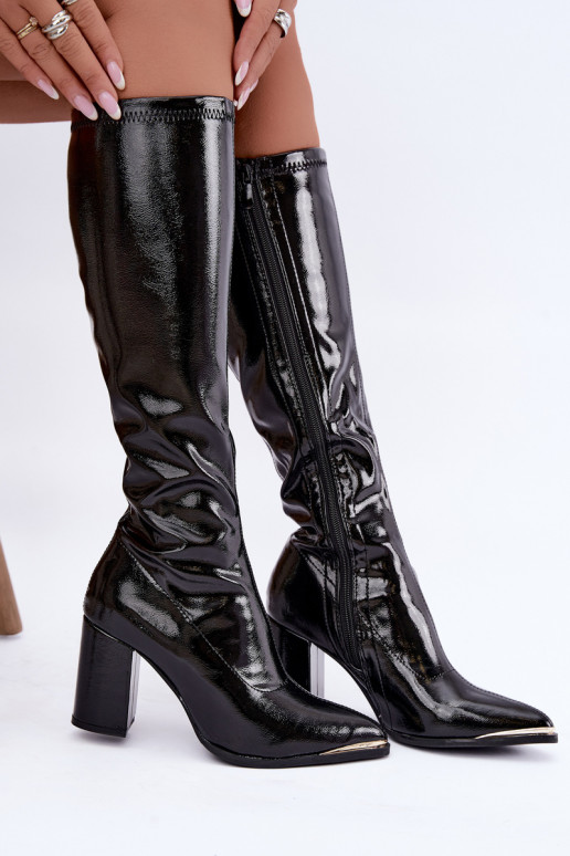 Botas altas con tacones y efecto charol en color negro Isetta