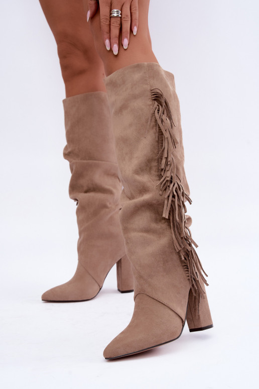 Botas altas arrugadas y cálidas con tacones y borlas en color arena Karmelle