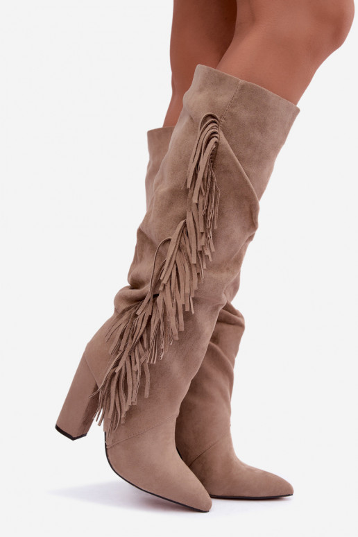 Botas altas arrugadas y cálidas con tacones y borlas en color arena Karmelle