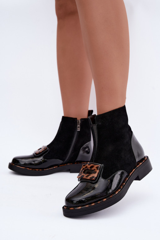 Botas de ante negras con hebilla decorativa