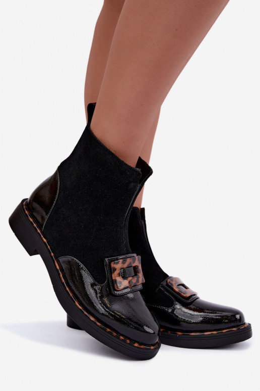 Botas de ante negras con hebilla decorativa
