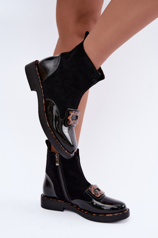 Botas de ante negras con hebilla decorativa