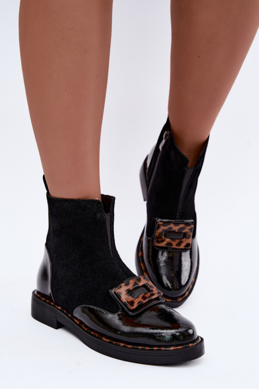 Botas de ante negras con hebilla decorativa