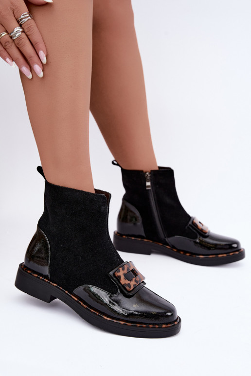 Botas de ante negras con hebilla decorativa