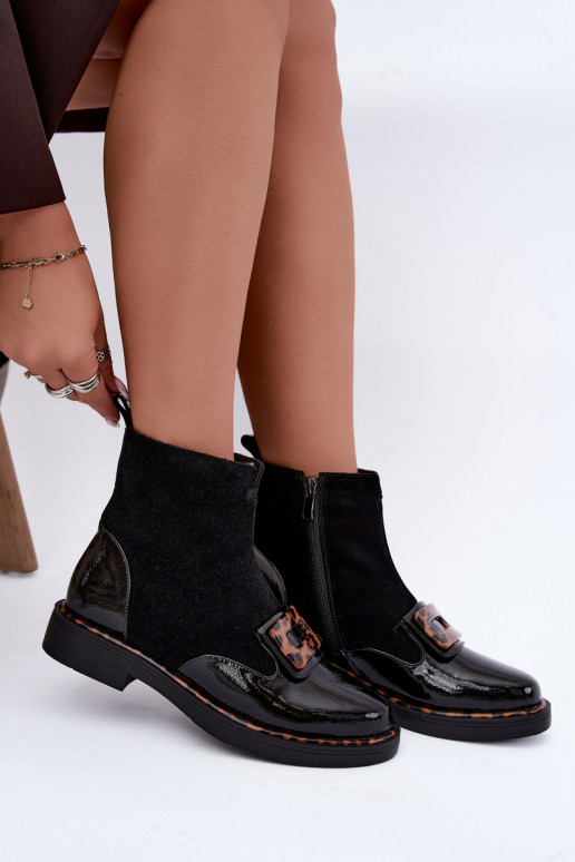 Botas de ante negras con hebilla decorativa