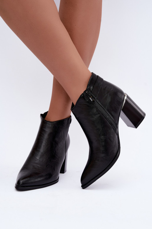 Botines negros acolchados con tacón y correas decorativas Irmelle
