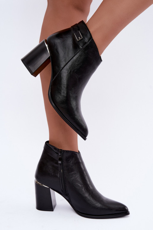 Botines negros acolchados con tacón y correas decorativas Irmelle
