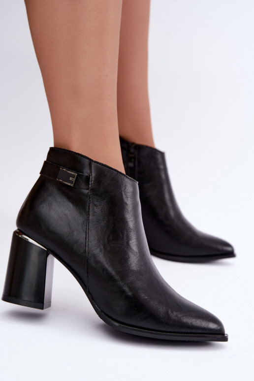 Botines negros acolchados con tacón y correas decorativas Irmelle