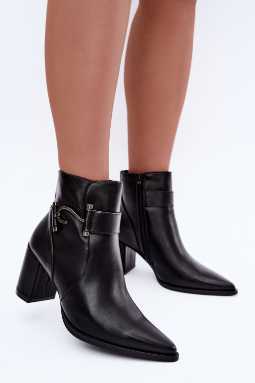 Botines cálidos con tacones y adornos en negro Isarae