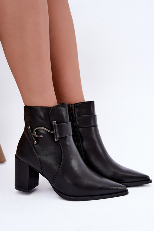 Botines cálidos con tacones y adornos en negro Isarae