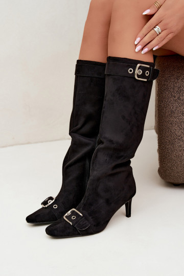 botas altas forradas con tacones finos y hebillas en color negro Finessia