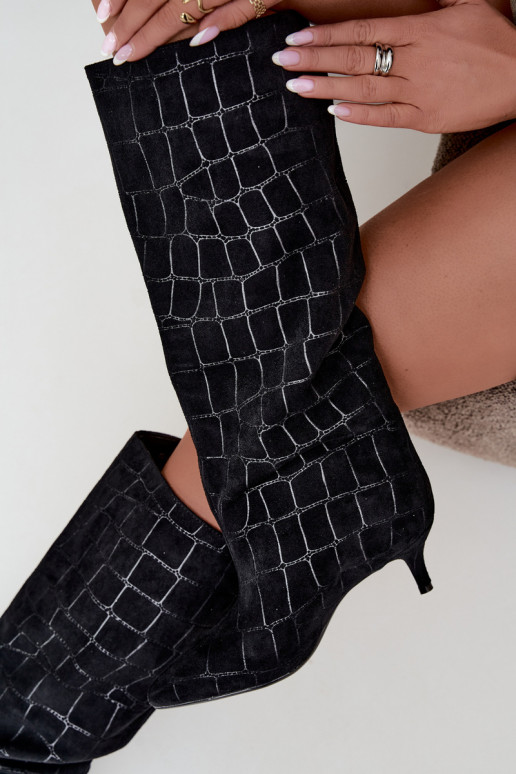 Botas negras de caña alta con detalles grabados y tacones Cazelle