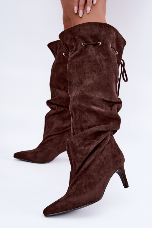 botas altas y cálidas con tacones delgados y detalles elegantes en color chocolate Tivelle