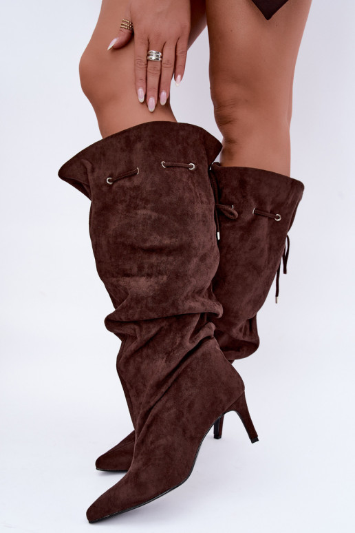botas altas y cálidas con tacones delgados y detalles elegantes en color chocolate Tivelle