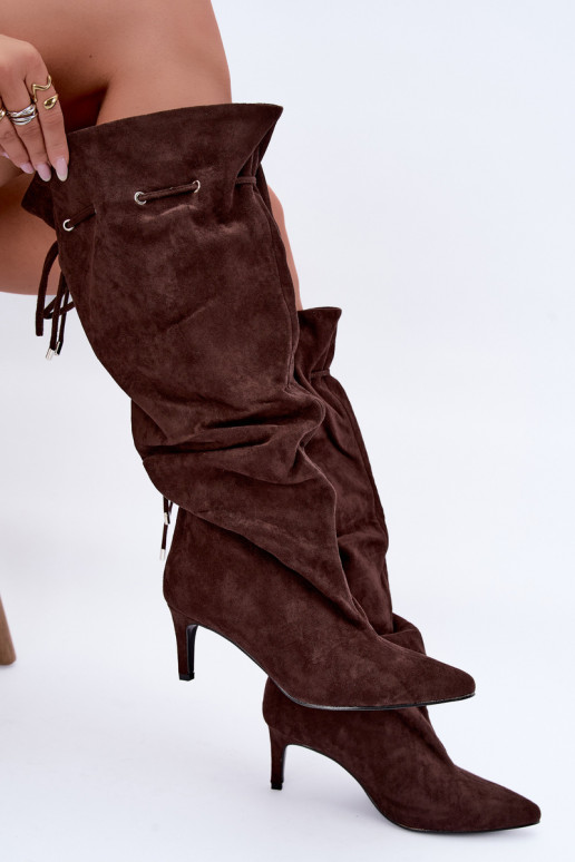 botas altas y cálidas con tacones delgados y detalles elegantes en color chocolate Tivelle