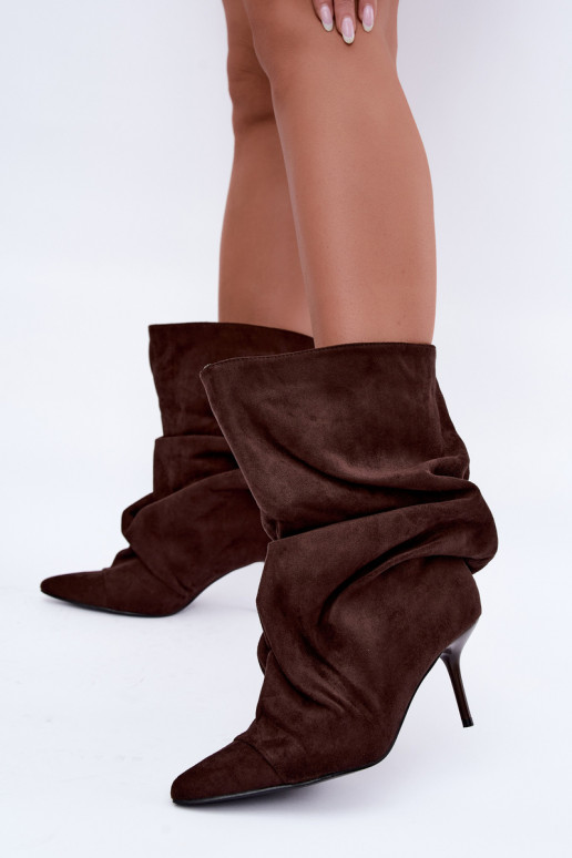botines arrugados y cálidos con tacones delgados en color chocolate Greselle