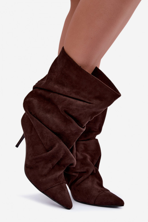 botines arrugados y cálidos con tacones delgados en color chocolate Greselle