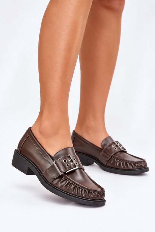 Mocasines para mujer con volantes y hebillas en color chocolate Daliare
