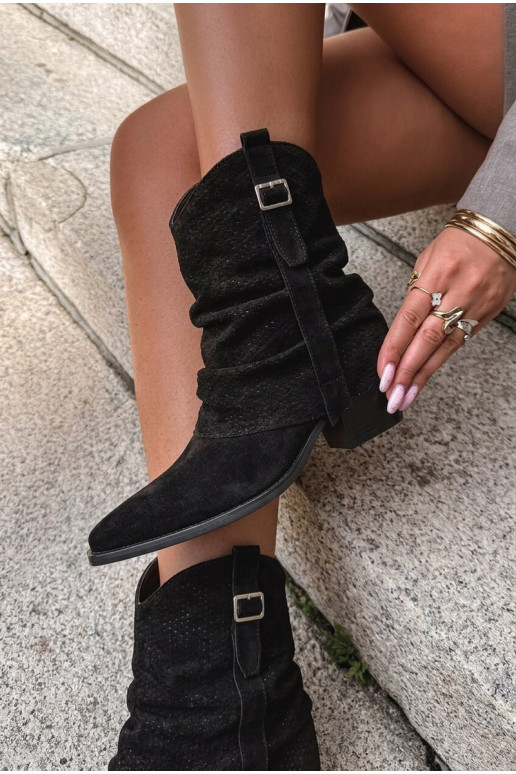 Botas negras altas de estilo vaquero con punta afilada y tacones Calenne