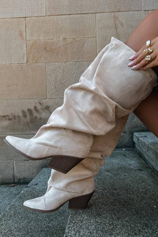 Botas por encima de la rodilla para mujer con parte superior curva y tacones de ante en color arena Durela