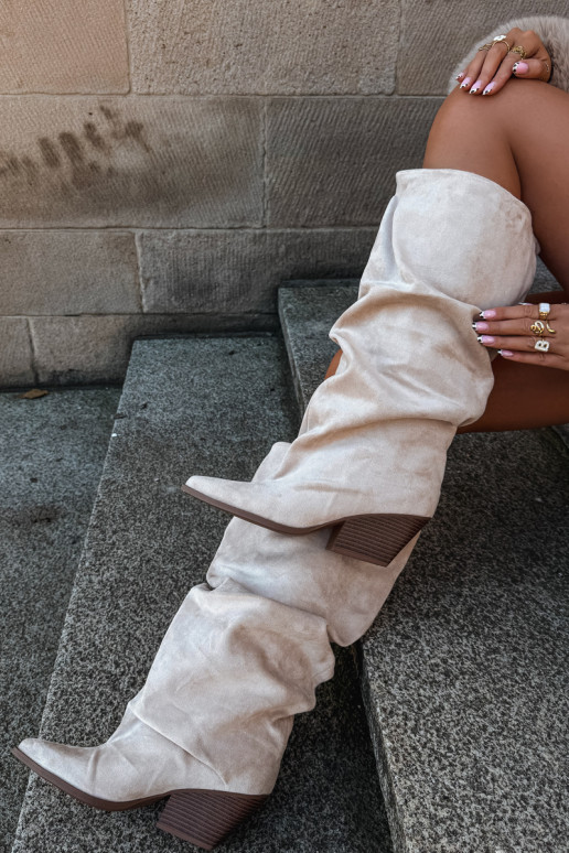 Botas por encima de la rodilla para mujer con parte superior curva y tacones de ante en color arena Durela