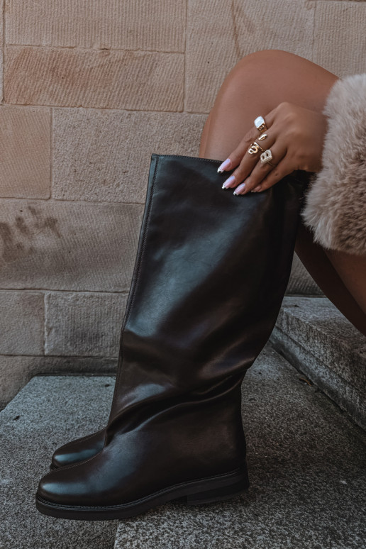 botas altas para mujer con tacones anchos y bordado decorativo en color chocolate Gresa