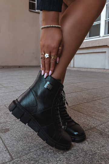 Botines aislados para mujer de piel sintética color negro Savelia 2