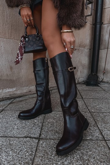 Botas altas de mujer con tacones anchos y correas con hebillas en color chocolate Sylvena