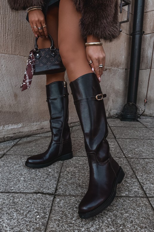 Botas altas de mujer con tacones anchos y correas con hebillas en color chocolate Sylvena