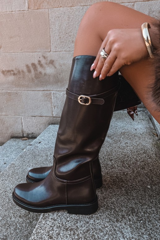 Botas altas de mujer con tacones anchos y correas con hebillas en color chocolate Sylvena