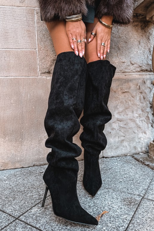 Botas altas para mujer con tacones delgados en color negro Aderelle