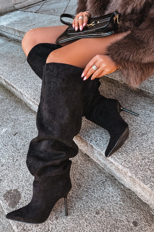 Botas altas para mujer con tacones delgados en color negro Aderelle