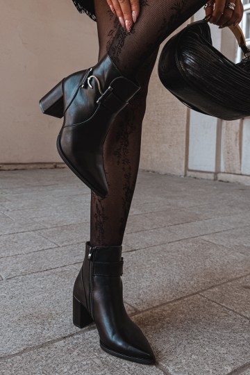 Botines cálidos con tacones y adornos en negro Isarae