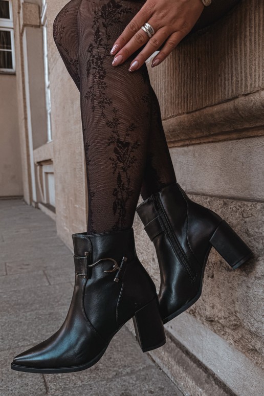 Botines cálidos con tacones y adornos en negro Isarae