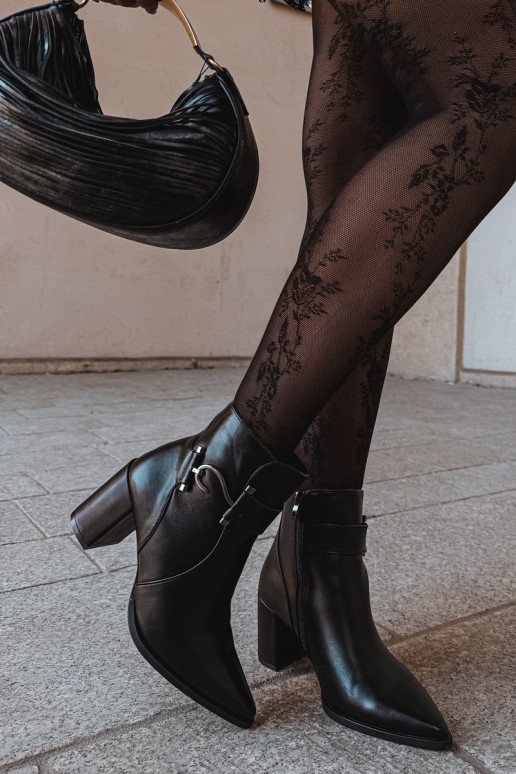 Botines cálidos con tacones y adornos en negro Isarae