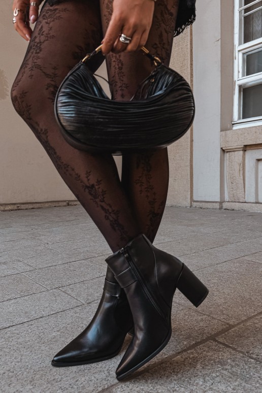Botines cálidos con tacones y adornos en negro Isarae