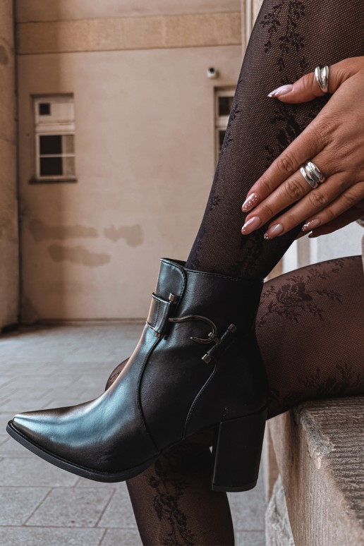Botines cálidos con tacones y adornos en negro Isarae