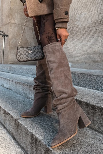 Botas altas cálidas arrugadas con tacones en ante sintético color arcilla Zazoo 4228
