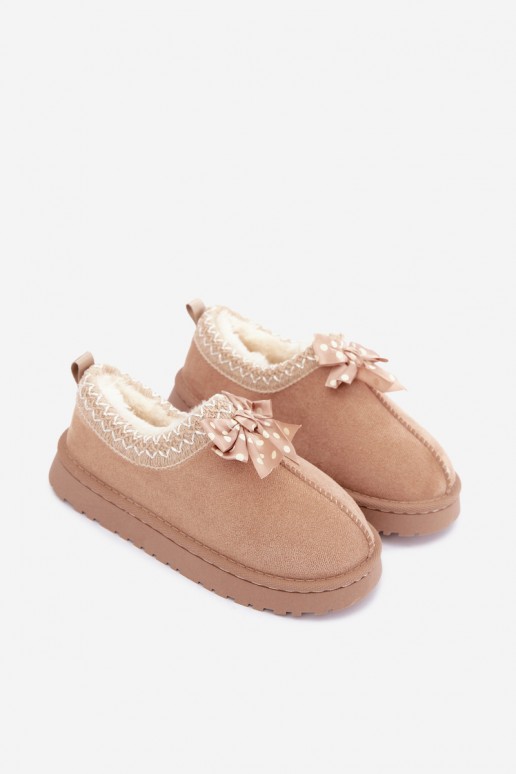 botas de nieve para niños con flores bordadas y lazo en color arena Ysmerine